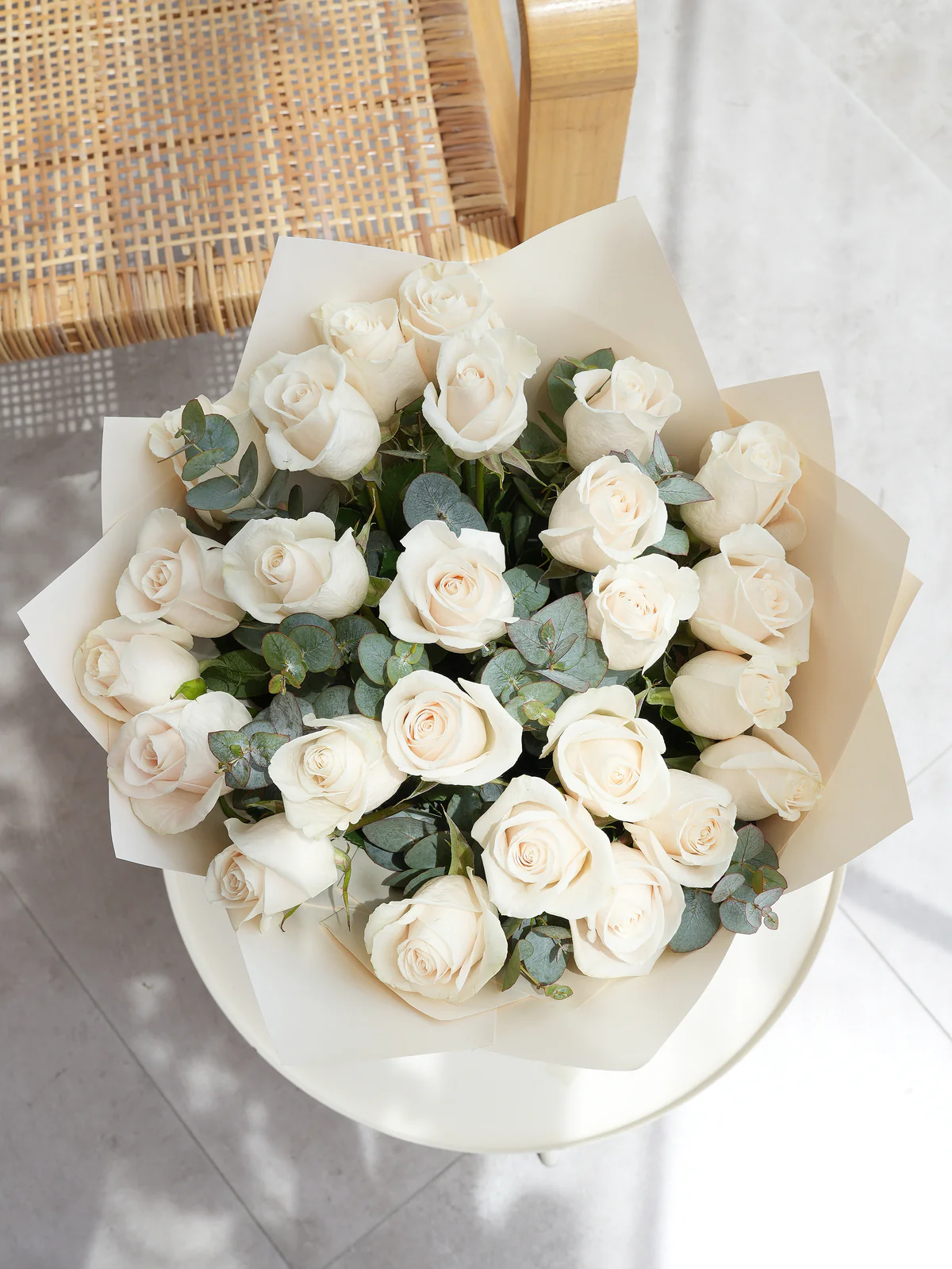 25 white roses bouquet flowers in kemer 1